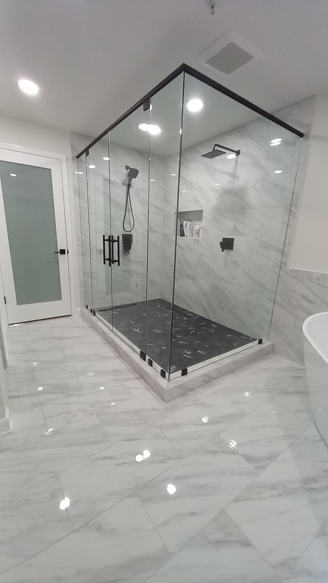 Custom bathroom shower and tile remodel by Hdez Gabinets in Atlanta