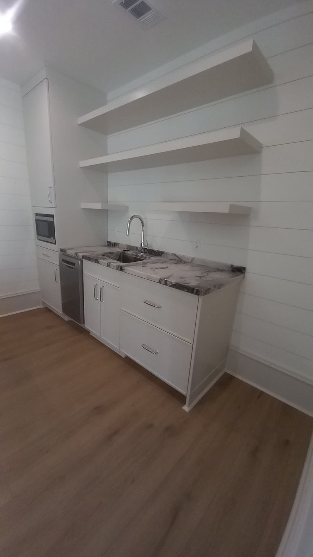 Custom cabinetry and shelving built by Hdez Gabinets